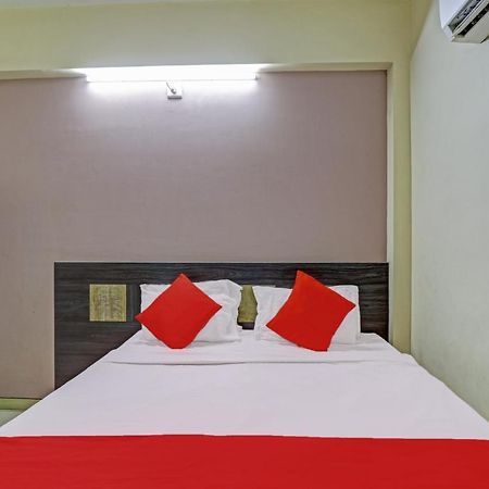 Oyo 82461 Hotel Darshan Banquet And Rooms スーラト エクステリア 写真