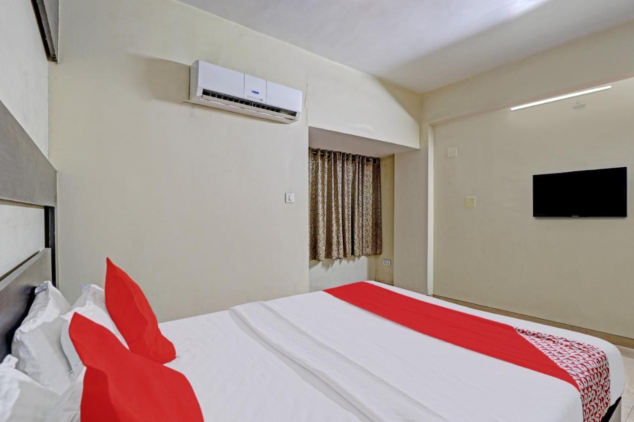Oyo 82461 Hotel Darshan Banquet And Rooms スーラト エクステリア 写真