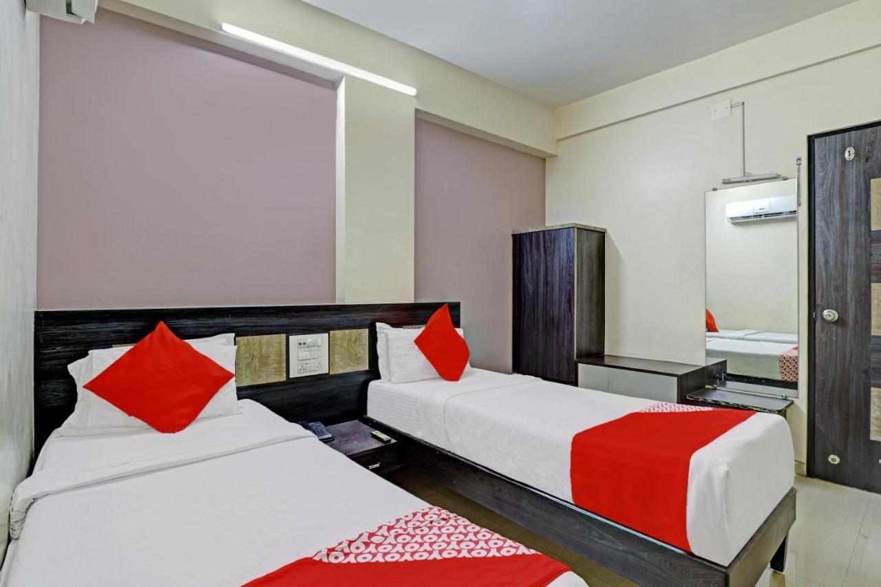 Oyo 82461 Hotel Darshan Banquet And Rooms スーラト エクステリア 写真