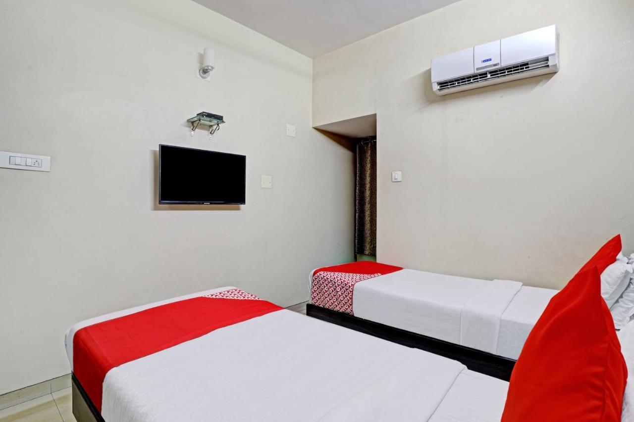 Oyo 82461 Hotel Darshan Banquet And Rooms スーラト エクステリア 写真