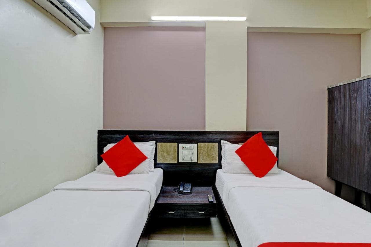 Oyo 82461 Hotel Darshan Banquet And Rooms スーラト エクステリア 写真